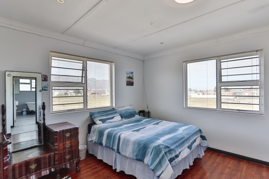 5 Bedroom Property for Sale in Gustrouw Western Cape